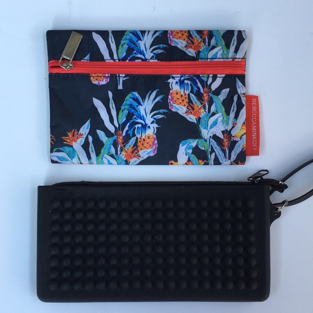 2 zipper bags